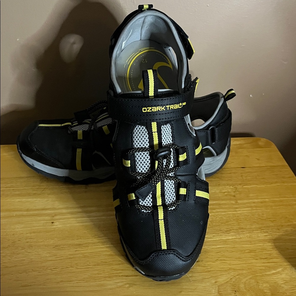 😄Ozark Trail sandals Velcro straps closed toe
